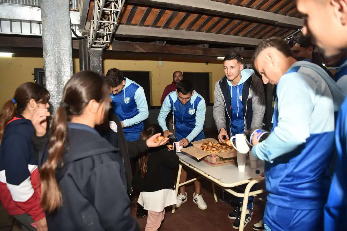 Los jugadores de Atlético repartieron el desayuno a los chicos.