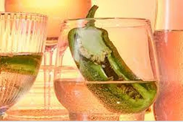 Vino blanco con jalapeño: la nueva tendencia de TikTok que ofende a los tradicionalistas del vino