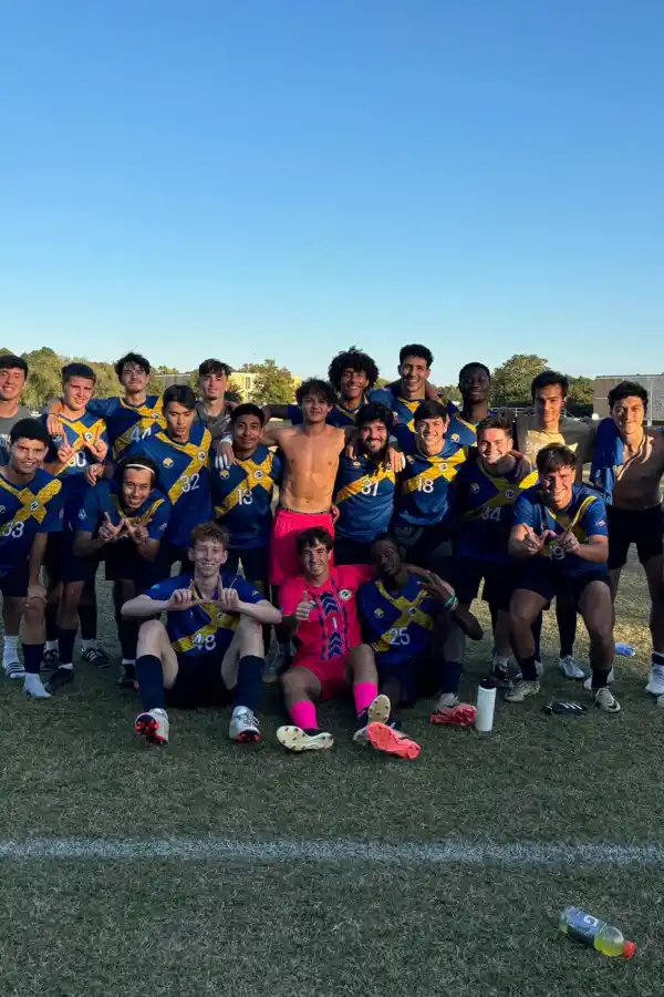 BECA INTERNACIONAL. Jorge junto a sus compañeros del equipo universitario en California.