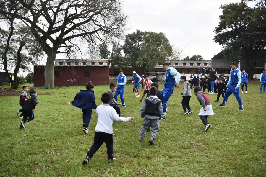 El Decano inspira: la Reserva de Atlético Tucumán visitó una escuela rural y dejó algo más que fútbol