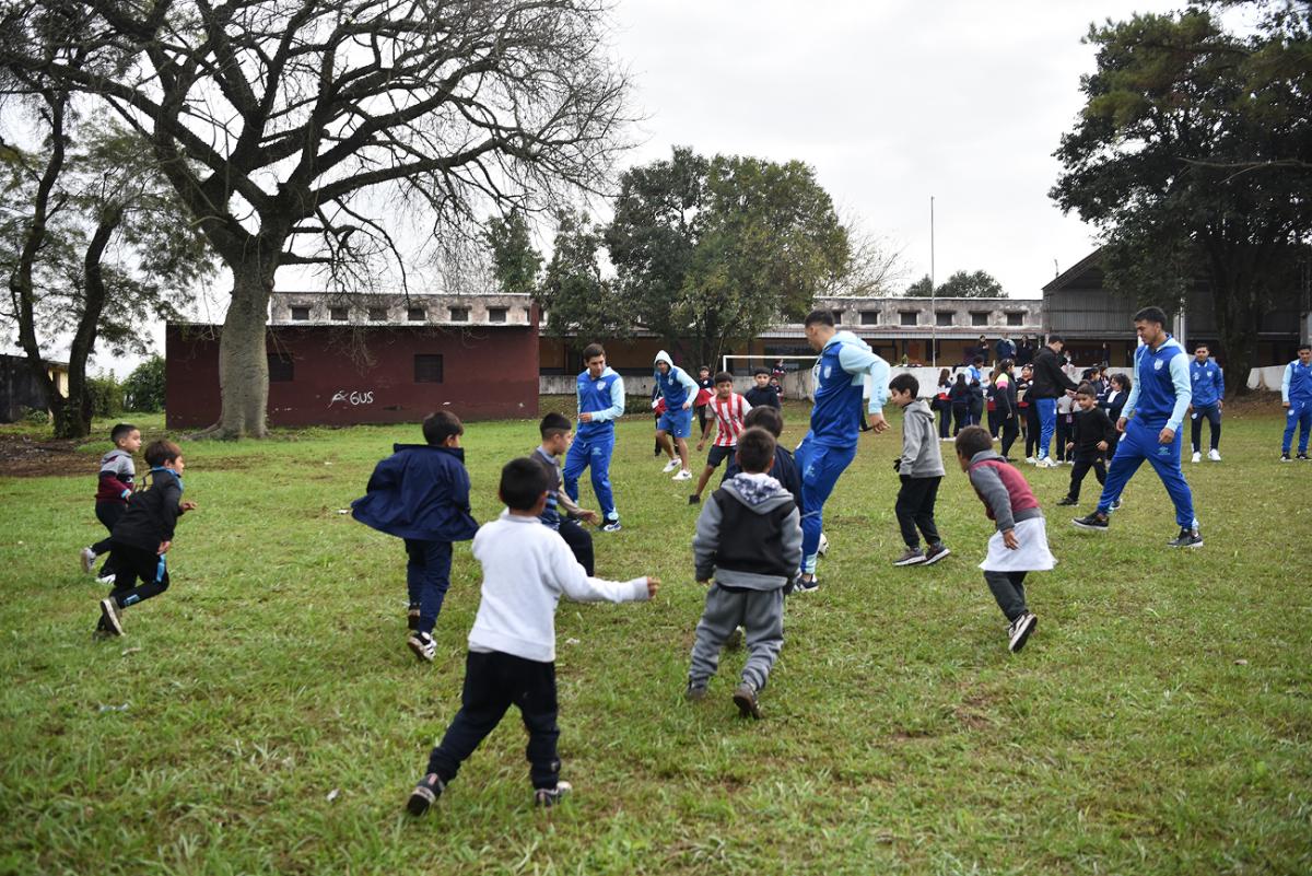 El Decano inspira: la Reserva de Atlético Tucumán visitó una escuela rural y dejó algo más que fútbol