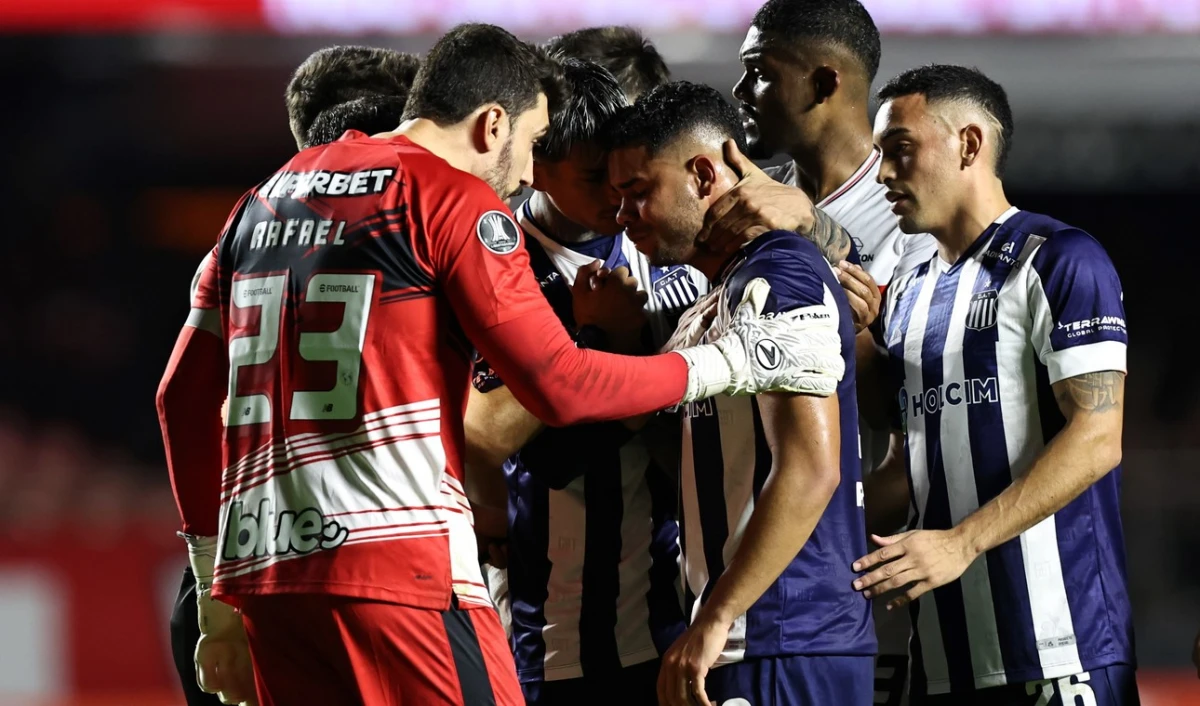 Escándalo en la Copa Libertadores: un jugador de Talleres lloró en la cancha luego de recibir insultos racistas