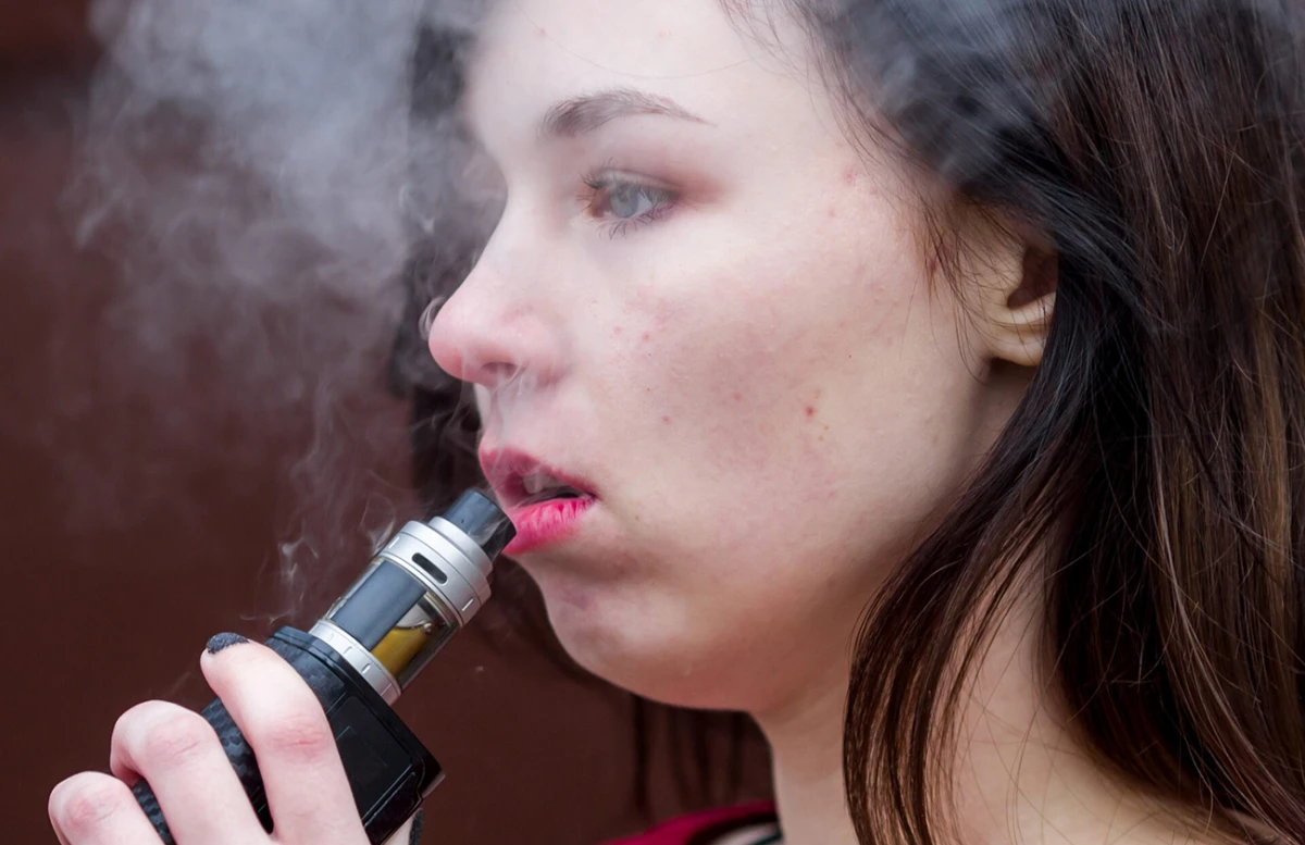 NO ES INOFENSIVO. Crece el uso de vapeadores entre jóvenes y los riesgos son reales. / CHILDREN’S HEALTH HUB