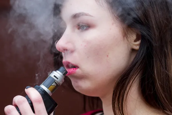 El vapeo genera preocupación y la Sociedad de Pediatría lanza una campaña para combatirlo