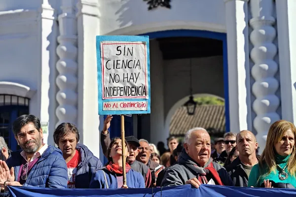 En Tucumán, investigadores y técnicos se sumaron a la protesta contra la política del gobierno de Milei