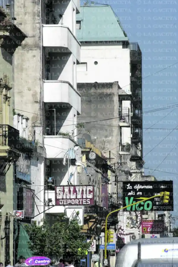 Recuerdos fotográficos: Haciendo “pataditas” en la puerta de Salvic