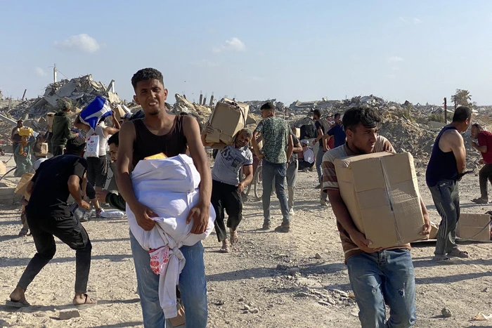 DESESPERACIÓN. Miles de palestinos se trasladaron hasta el centro de distribución en Rafah.