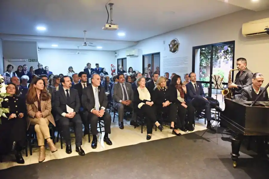 ACTO. Invitados escuchan la interpretación musical que abrió la ceremonia en la Alianza Francesa.