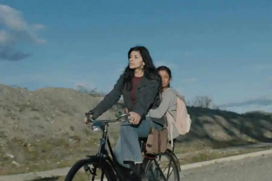 “RISA”. Cazzu y Elena Romero debutan en el cine en una película filmada en Tierra del Fuego.