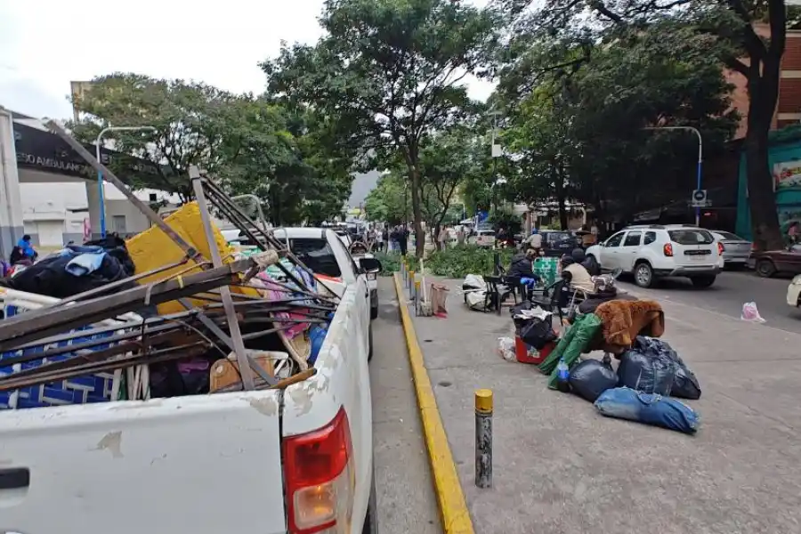 CARPAS LEVANTADAS. Una camioneta ayudó a desalojar en barrio Sur.