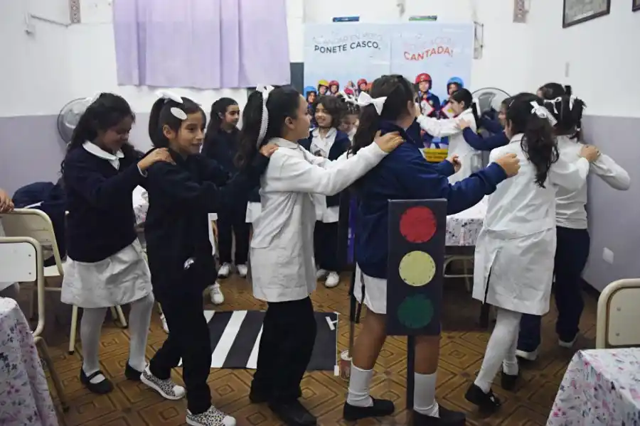 SEMÁFORO. La seguridad vial es central en el taller que sigue activo.