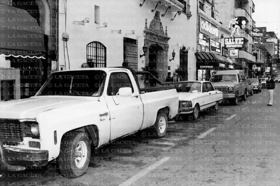Recuerdos fotográficos: Haciendo “pataditas” en la puerta de Salvic