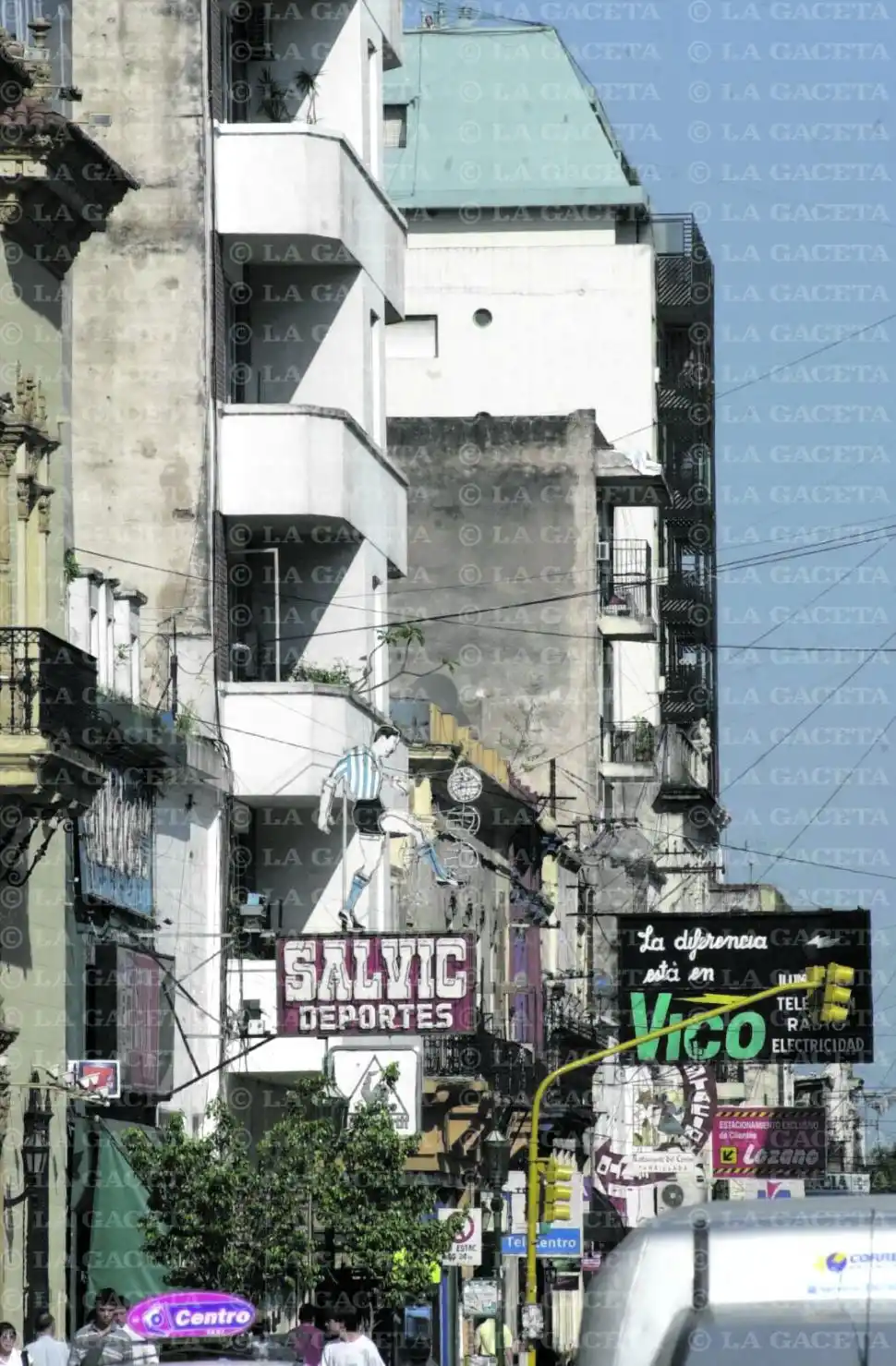 Recuerdos fotográficos: Haciendo “pataditas” en la puerta de Salvic