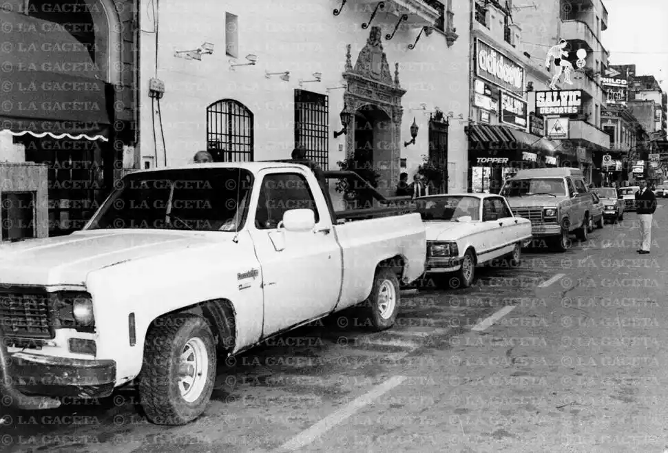 Recuerdos fotográficos: Haciendo “pataditas” en la puerta de Salvic