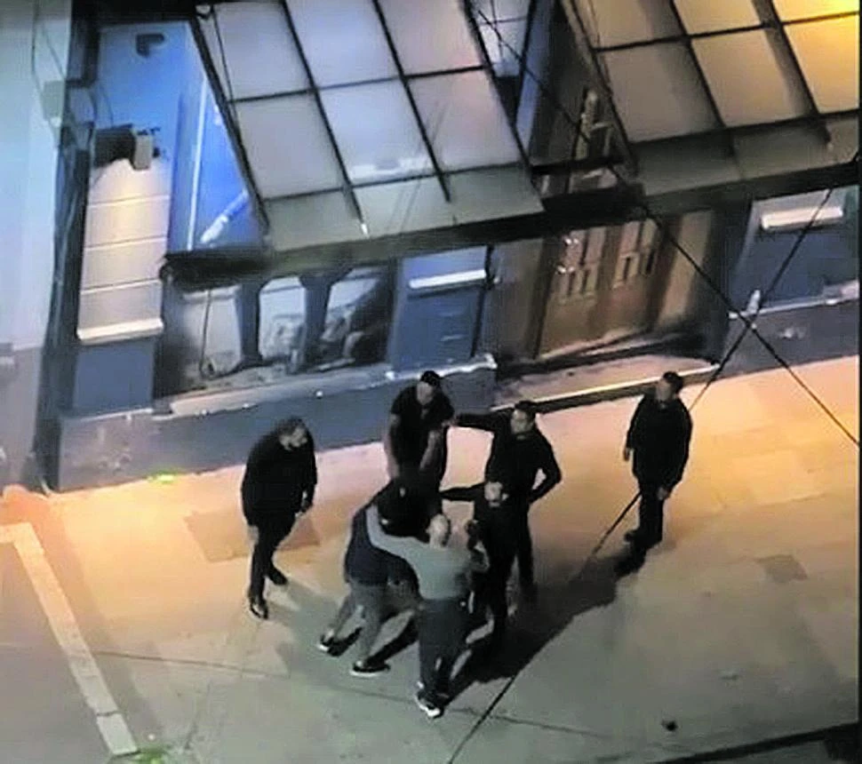 UNA DE LAS PRUEBAS. Una de las imágenes que utilizaron los acusadores para demostrar como se registró la violenta agresión.