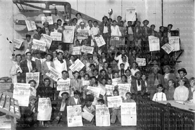 Recuerdos fotográficos: visita de los canillitas, tras solucionar un conflicto en 1930
