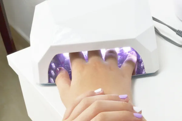 Conicet: descubrieron el efecto de las lámparas de manicura en las células de la piel