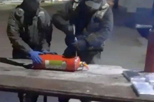 Detienen a un hombre que transportaba 12 kilos de cocaína ocultos en matafuegos en Tucumán