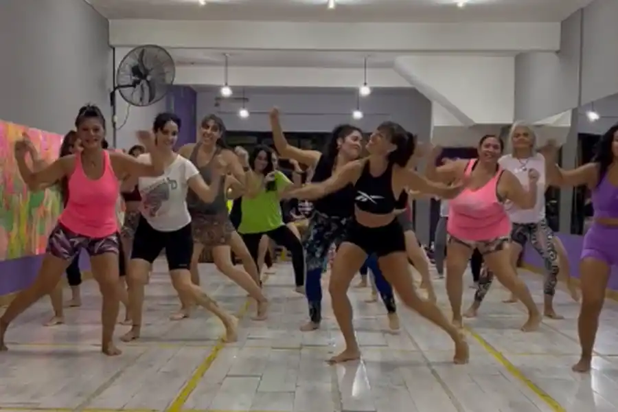 ALEGRE ADIÓS, CON  MOVIMIENTO. Sus compañeras de danza le hicieron una efusiva despedida.