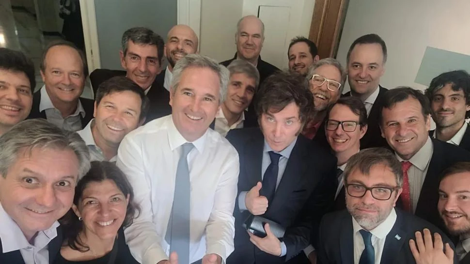 CON EL EQUIPO ECONÓMICO. El presidente Javier Milei posa con los colaboradores del titular del Palacio de Hacienda, Luis Caputo. presidencia
