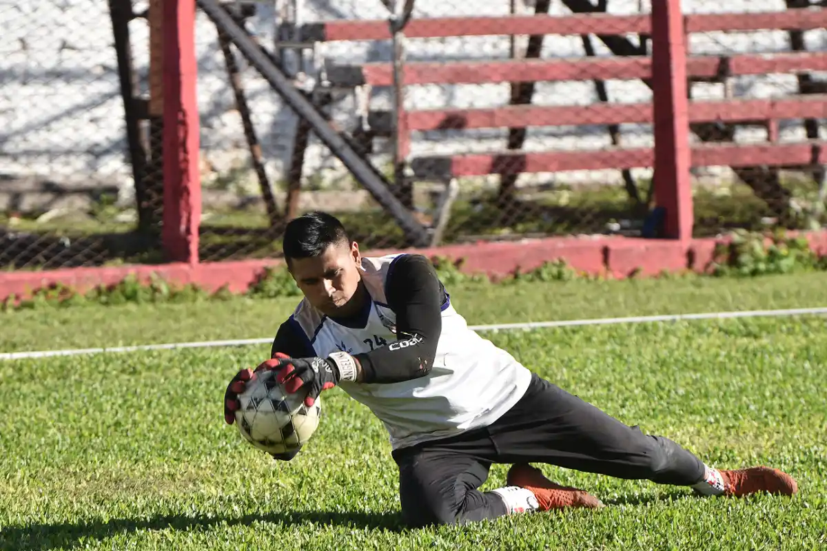 Pasó por Arsenal, regresó a su tierra, fundó una escuela de fútbol en Finca Mayo y hoy juega en la Liga Tucumana
