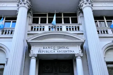 ¿Cómo terminaron el mes el dólar y las reservas?