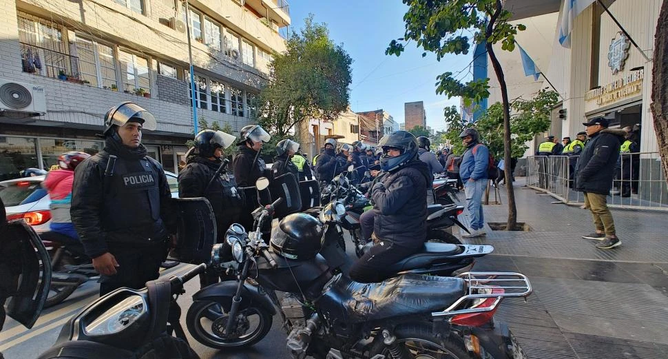 PIDEN QUE SE REGULE SU ACTIVIDAD. Los choferes de Uber moto se manifestaron afuera del Concejo. 