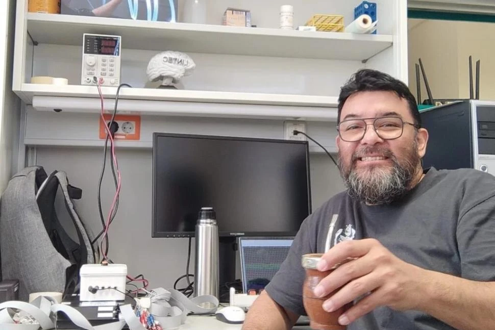 EN ACCIÓN. Farfán, docente de la Facet, en la UMH de Elche (España).