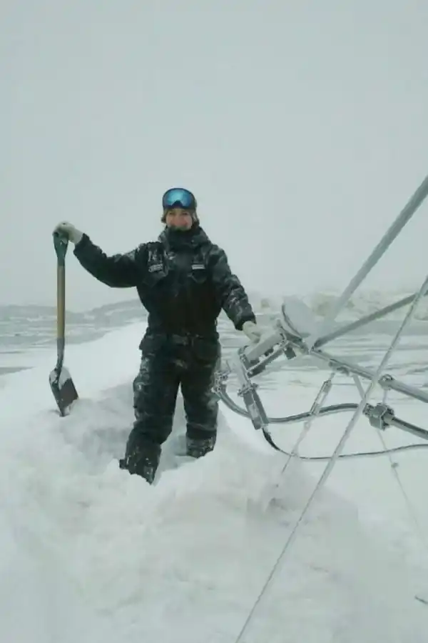 CAMPAÑA. En una jornada de trabajo a la intemperie, la radarista participaba de tareas operativas con -53 grados de temperatura en la Base.
