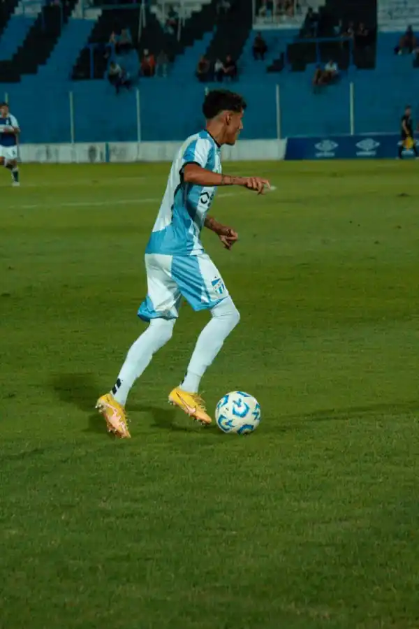 Vivió en la villa 1-11-14, quiso dejar el fútbol por la pérdida de su padre y busca relanzar su carrera en Atlético Tucumán