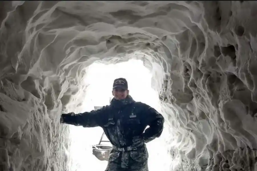 TAREA. Faversani realizaba mantenimiento técnico en uno de los sistemas de radioayuda de la Base Marambio, en condiciones extremas.