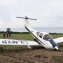 Aterrizaje de emergencia: una avioneta cayó de punta en un descampado de Yerba Buena