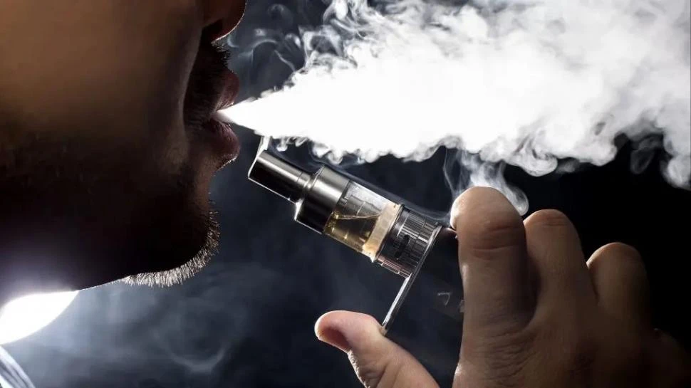 RIESGOS. El vapeo puede generar serios problemas respiratorios y también mareos y vómitos.