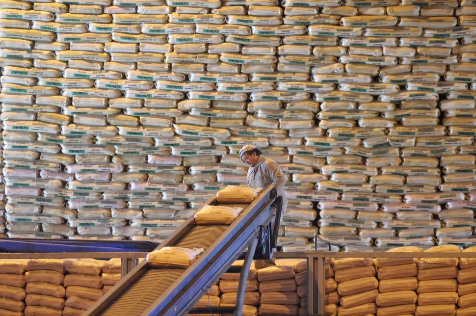 El azúcar blanco local supera al crudo internacional, pero advierten sobre costos logísticos