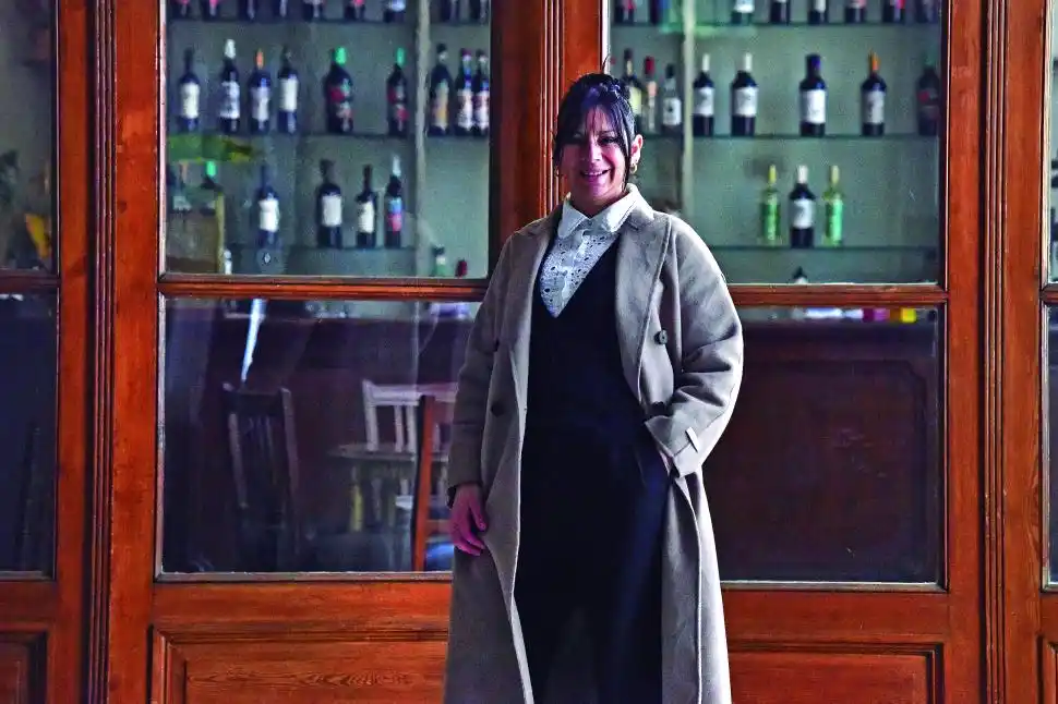 FRÍO. La técnica utilizó el equipo de protección durante una jornada donde el viento y las bajas temperaturas obligan a extremar cuidados.