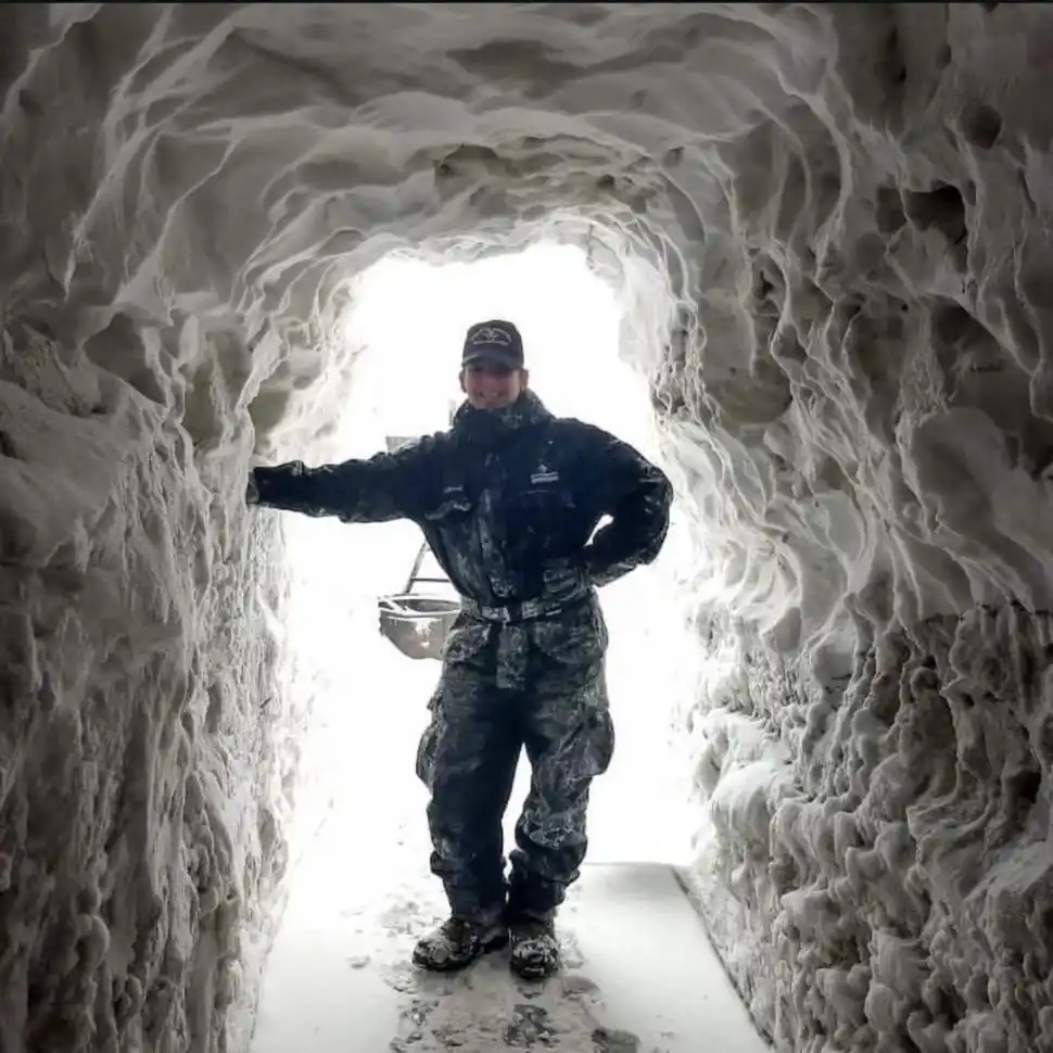 TAREA. Faversani realizaba mantenimiento técnico en uno de los sistemas de radioayuda de la Base Marambio, en condiciones extremas.