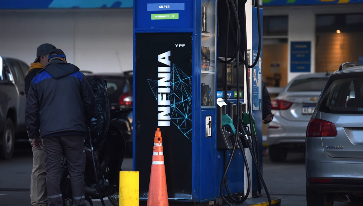 NUEVAS TARIFAS. Los conductores encontrarán desde hoy actualizadas las pizarras en las estaciones de YPF de todo el país.
