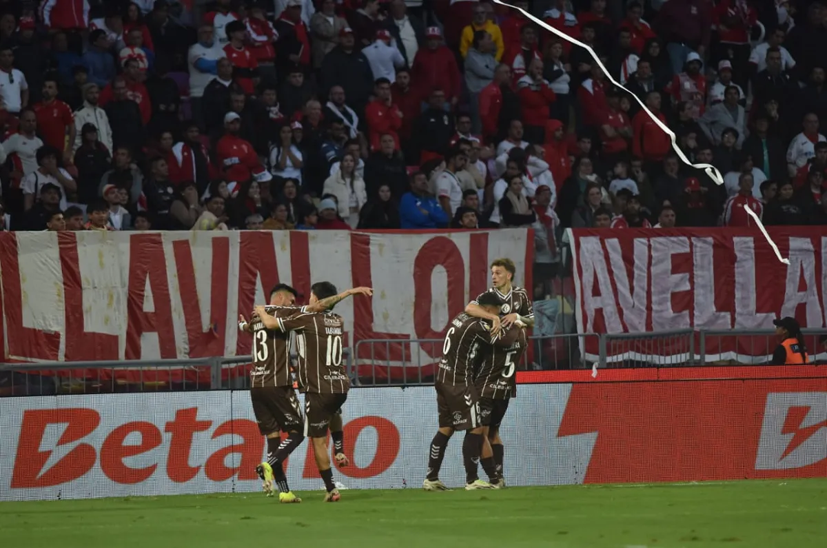 FESTEJO CON ACENTO TUCUMANO. El marcador central Oscar Salomón (con el N°6), que celebra la consagración del “Calamar” en Santiago del Estero, mostró un muy buen rendimiento durante todo el torneo.