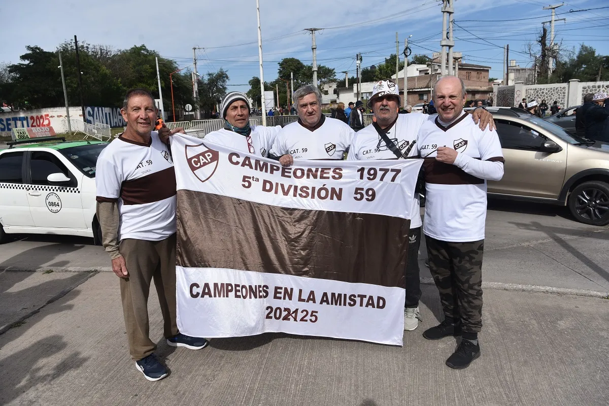 FELICES. Este grupo de amigos celebraron con todo la consagración del Calamar en el Madre de Ciudades.