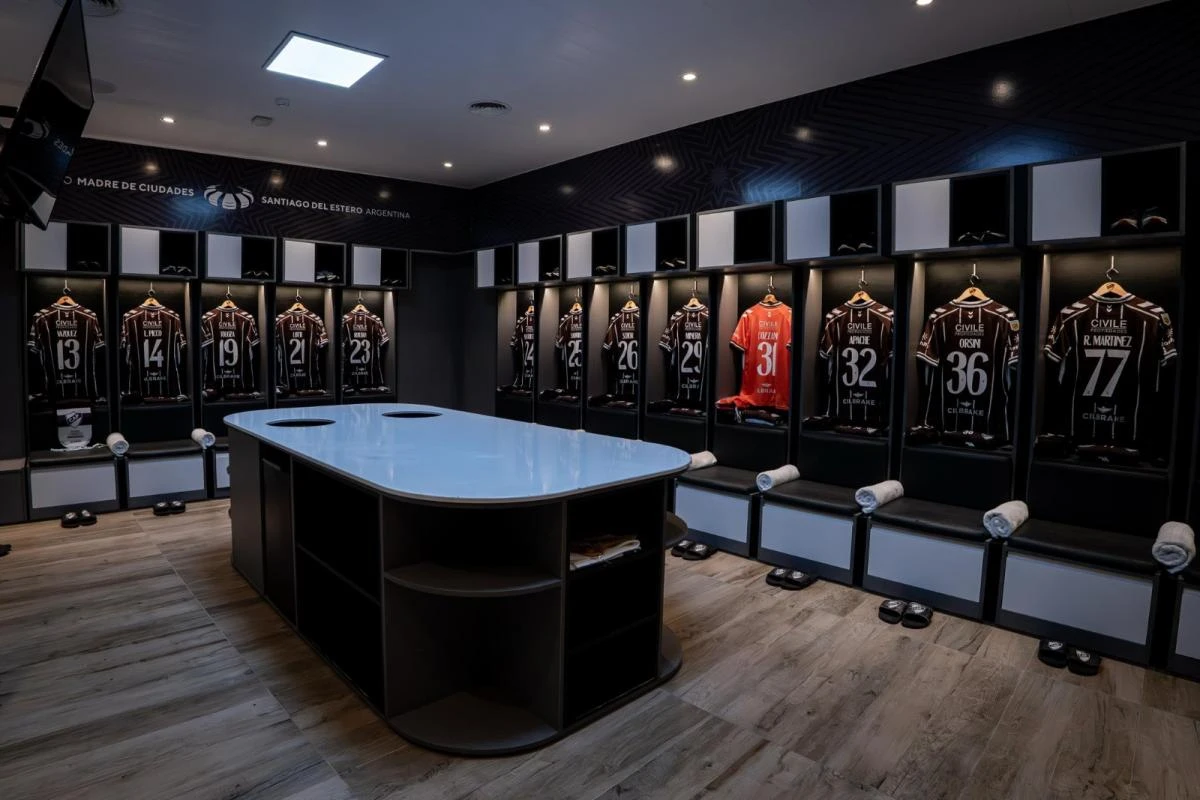 Vestuario listo en el Calamar