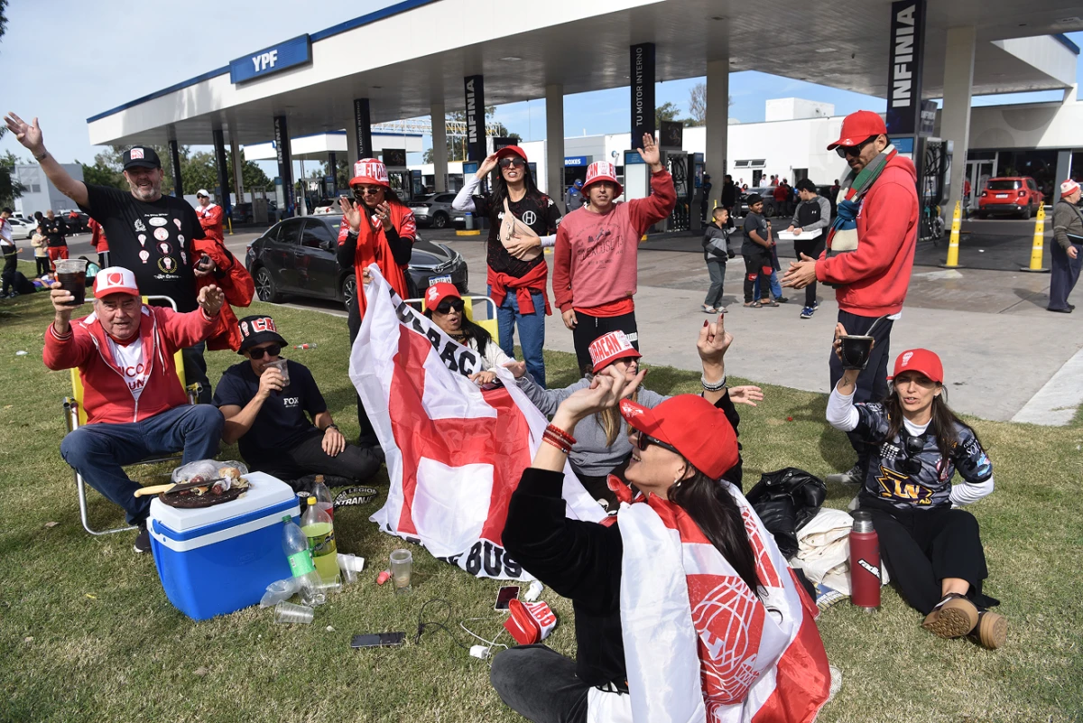 Los Bacaloni viajaron desde Corral de Bustos hasta Santiago del Estero para alentar a Huracán.