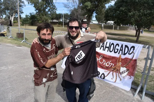 Perdió su casa en un incendio, viajó con la remera de Platense quemada y le regalaron otra en Santiago del Estero