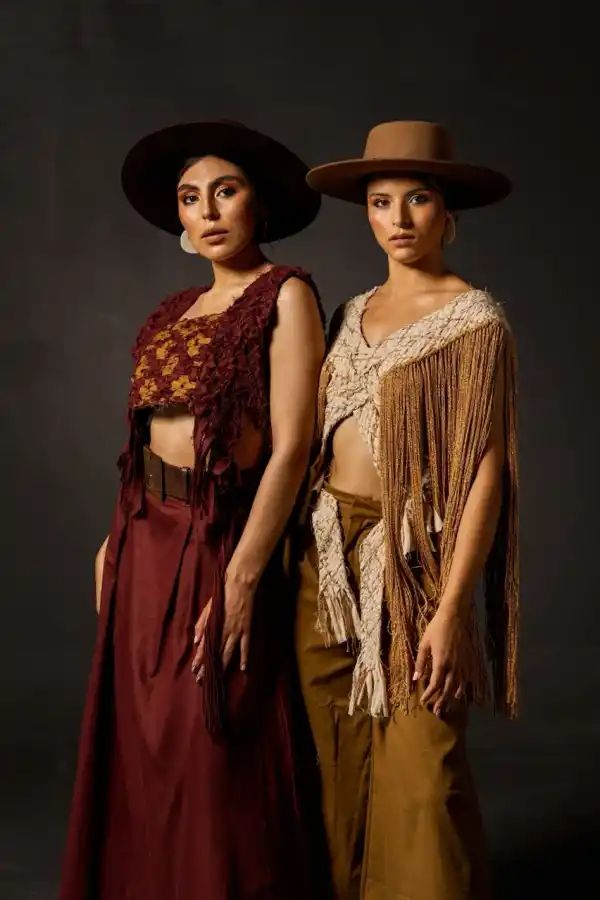 EQUIPO. Juana (centro) junto a las modelos presentando su colección.