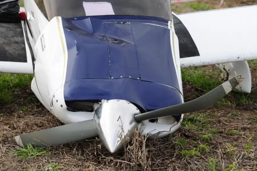 HÉLICE. El frente del avión fue la única parte que terminó con daños.