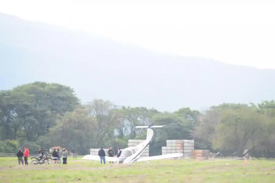 CURIOSOS. Algunos vecinos de la zona se acercaron al lugar del aterrizaje.