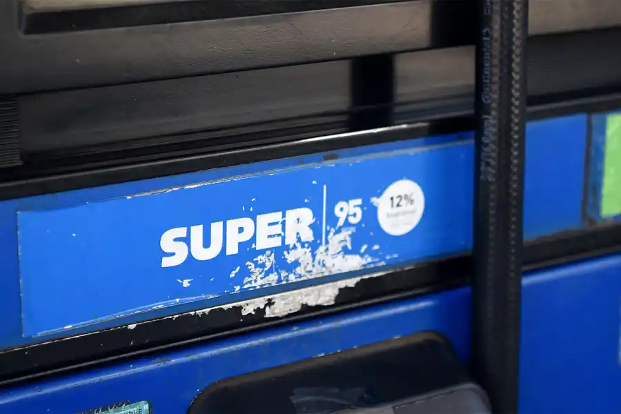 NUEVAS TARIFAS. Los conductores encontrarán desde hoy actualizadas las pizarras en las estaciones de YPF de todo el país.