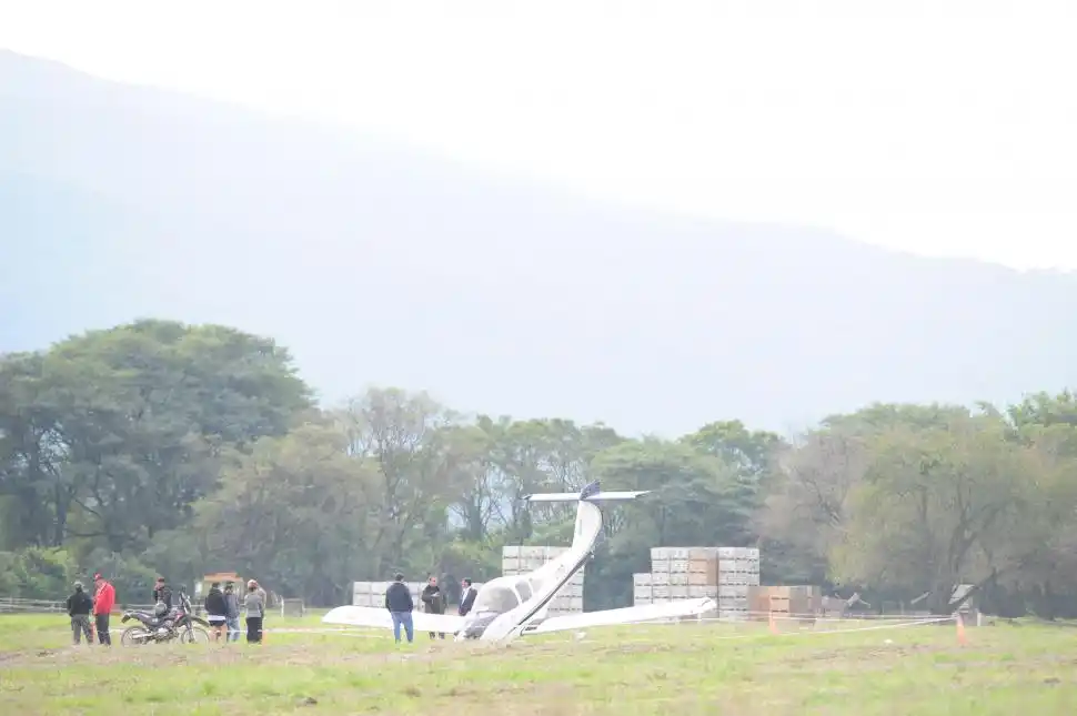 CURIOSOS. Algunos vecinos de la zona se acercaron al lugar del aterrizaje.