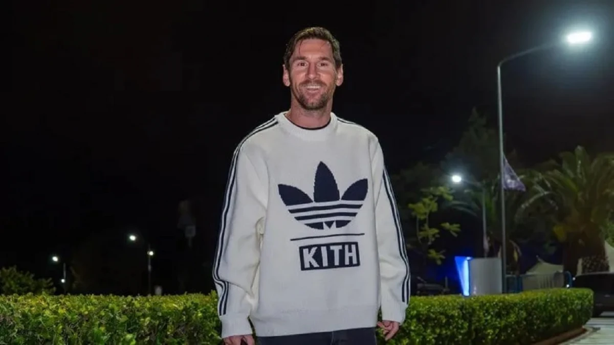 FELIZ. Messi se mostró sonriente durante su arribo al predio de AFA.