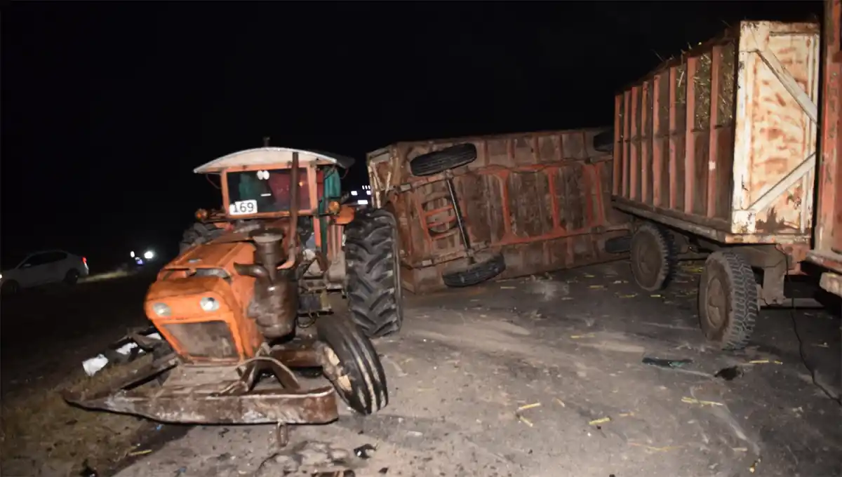 CARGADO. El tractor llevaba cuatro volquetes con caña de azúcar, que debía ser entregada en La Trinidad.