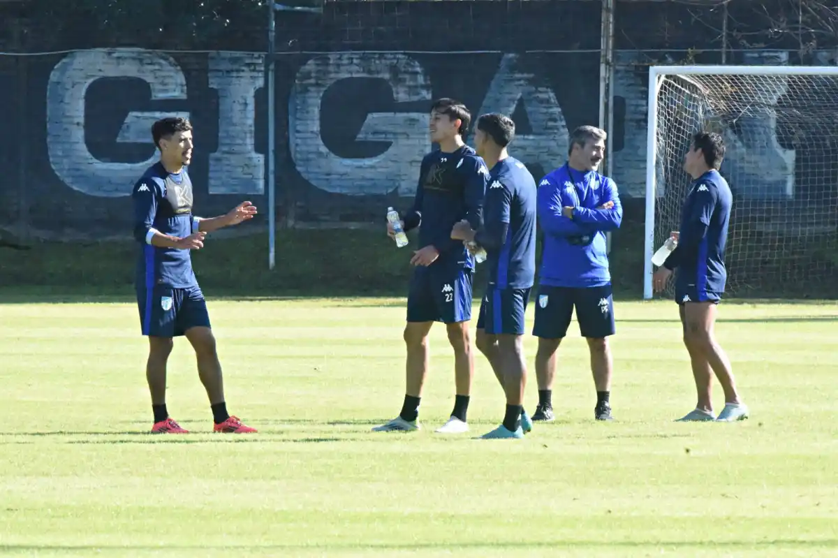 SONRIENTES. Laméndola y Ruiz Rodríguez charlan cerca del círculo central de la cancha.